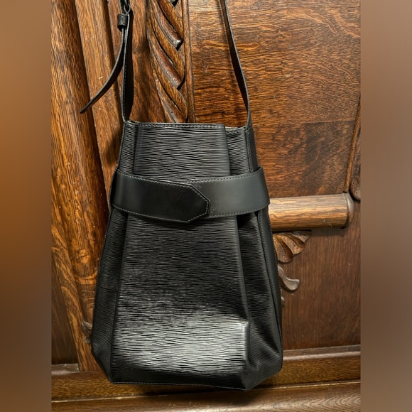 Louis Vuitton Epi Sac D'Epaule bucket bag - Picture 5 of 10